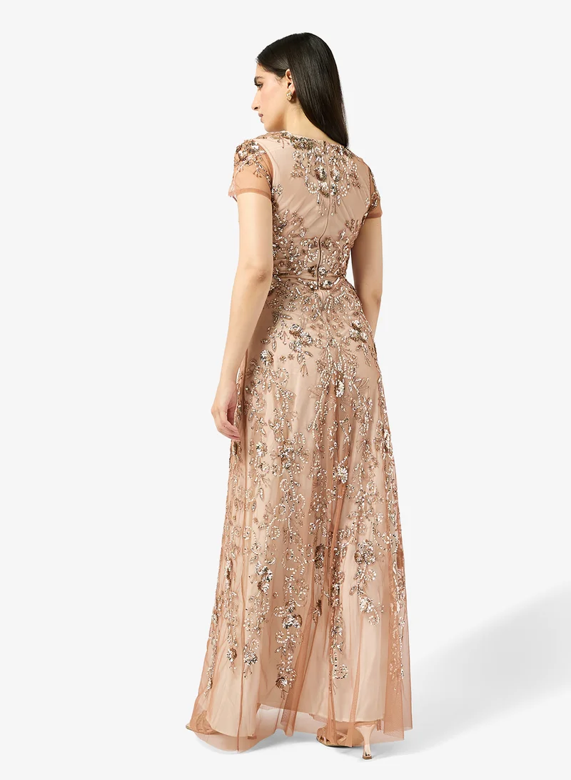 فروك اند فرل فستان ماكسي بأكمام قصيرة مزين